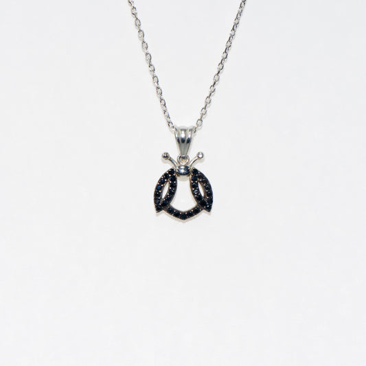 Elegante 925 Silber Halskette mit Marienkäfer Anhänger. Verziert mit schwarzen Zirkonia-Steinen und rhodinierter Oberfläche. Symbol für Glück und Freude.