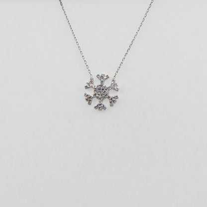 Elegante 925 Silber Halskette mit Schneeflocken Anhänger. Verziert mit funkelnden weissen Zirkonia-Steinen und rhodinierter Oberfläche