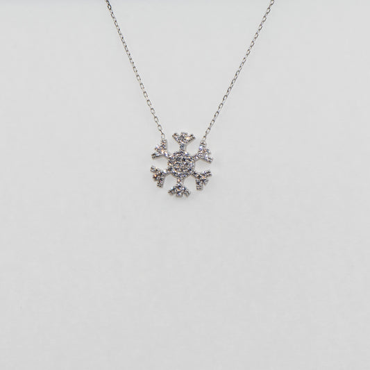 Elegante 925 Silber Halskette mit Schneeflocken Anhänger. Verziert mit funkelnden weissen Zirkonia-Steinen und rhodinierter Oberfläche