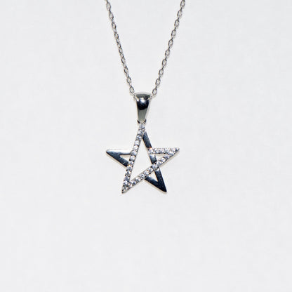 Elegante 925 Silber Halskette mit Stern Anhänger. Verziert mit funkelnden weissen Zirkonia-Steinen und rhodinierter Oberfläche.