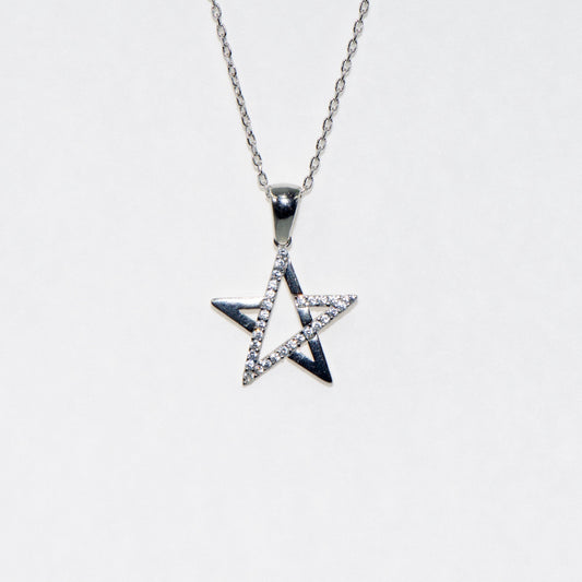 Elegante 925 Silber Halskette mit Stern Anhänger. Verziert mit funkelnden weissen Zirkonia-Steinen und rhodinierter Oberfläche.