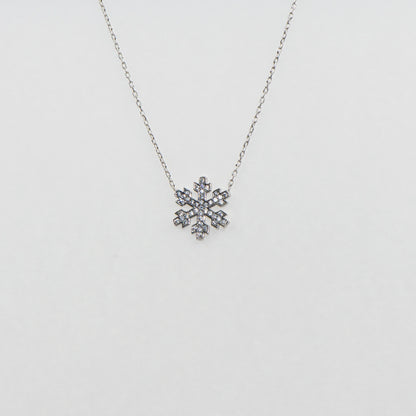 Elegante 925 Silber Halskette mit Stern- und Schneeflocken-Anhänger. Verziert mit funkelnden weissen Zirkonia-Steinen und rhodinierter Oberfläche.