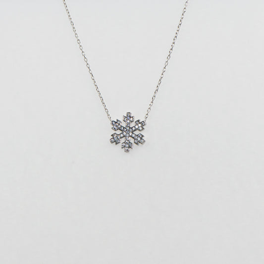Elegante 925 Silber Halskette mit Stern- und Schneeflocken-Anhänger. Verziert mit funkelnden weissen Zirkonia-Steinen und rhodinierter Oberfläche.