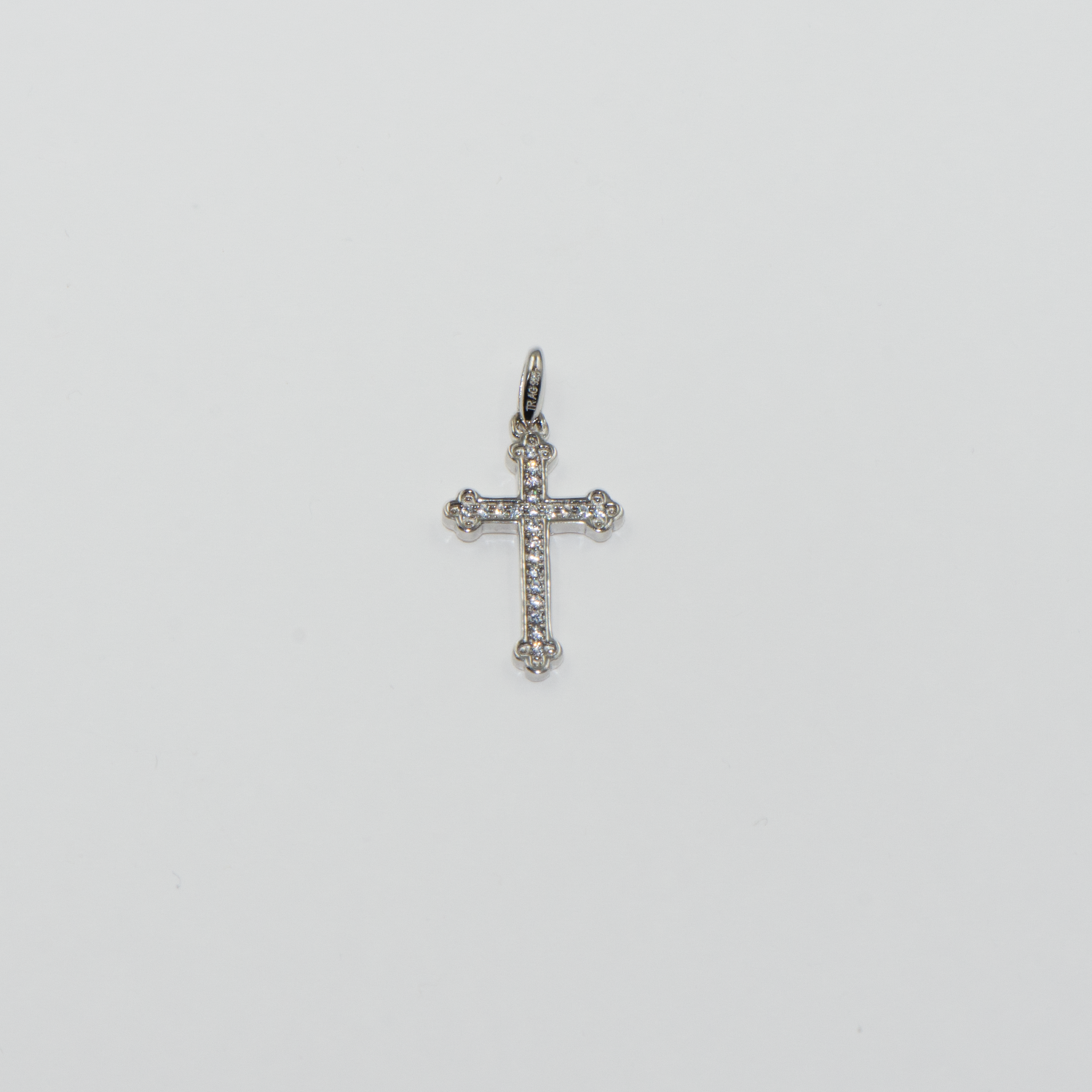 Vintage Kreuz Anhänger aus Silber 925 mit weißen Zirkonia-Steinen im eleganten und klassischen Design.