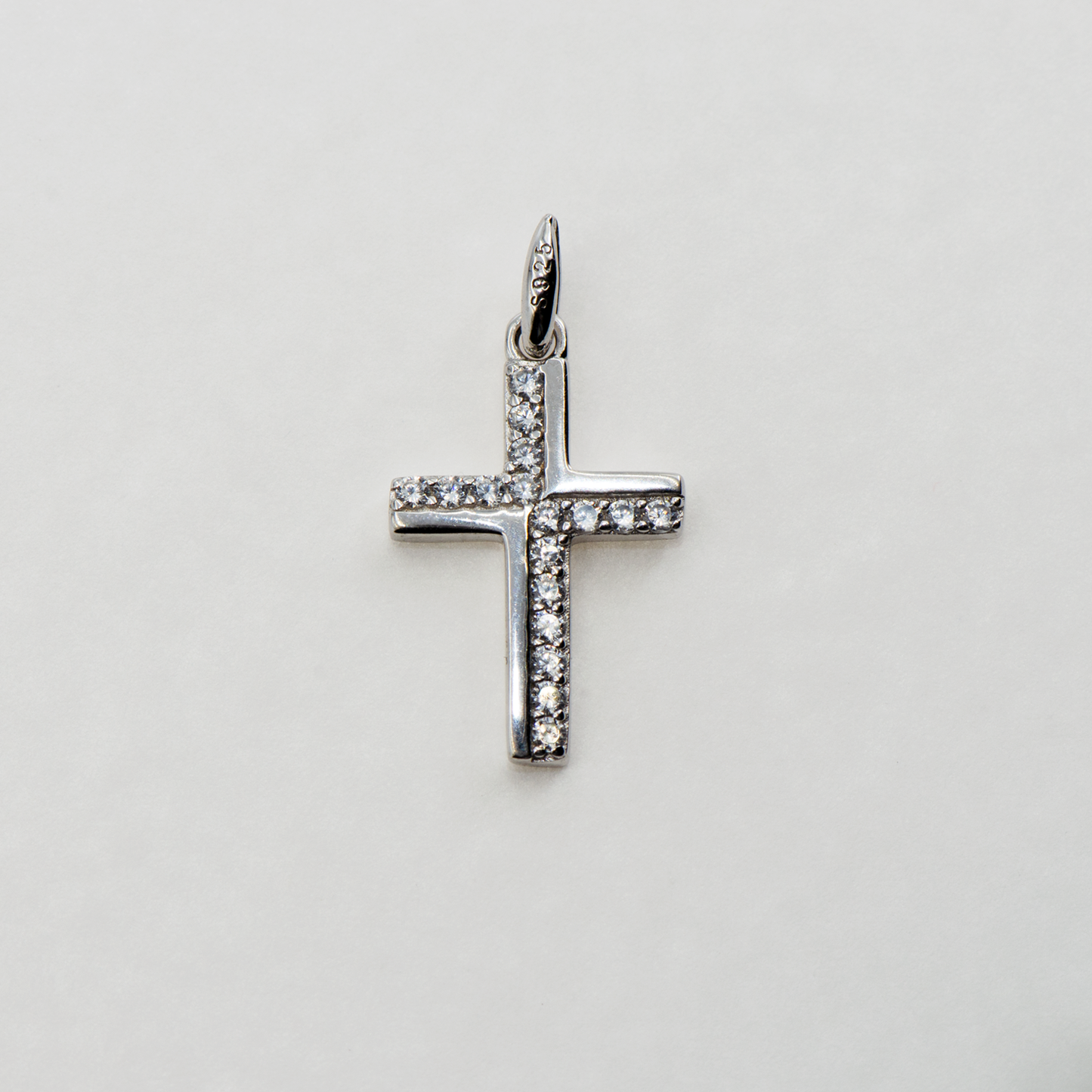 Kleiner Kreuz Anhänger aus Silber 925 mit weißen Zirkonia-Steinen für Damen und Herren im eleganten und modernen Design.