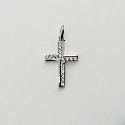 Kleiner Kreuz Anhänger aus Silber 925 mit weißen Zirkonia-Steinen für Damen und Herren im eleganten und modernen Design.
