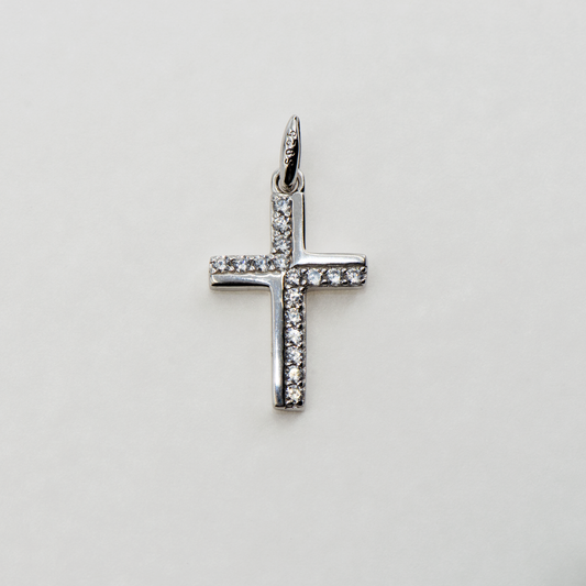 Kleiner Kreuz Anhänger aus Silber 925 mit weißen Zirkonia-Steinen für Damen und Herren im eleganten und modernen Design.