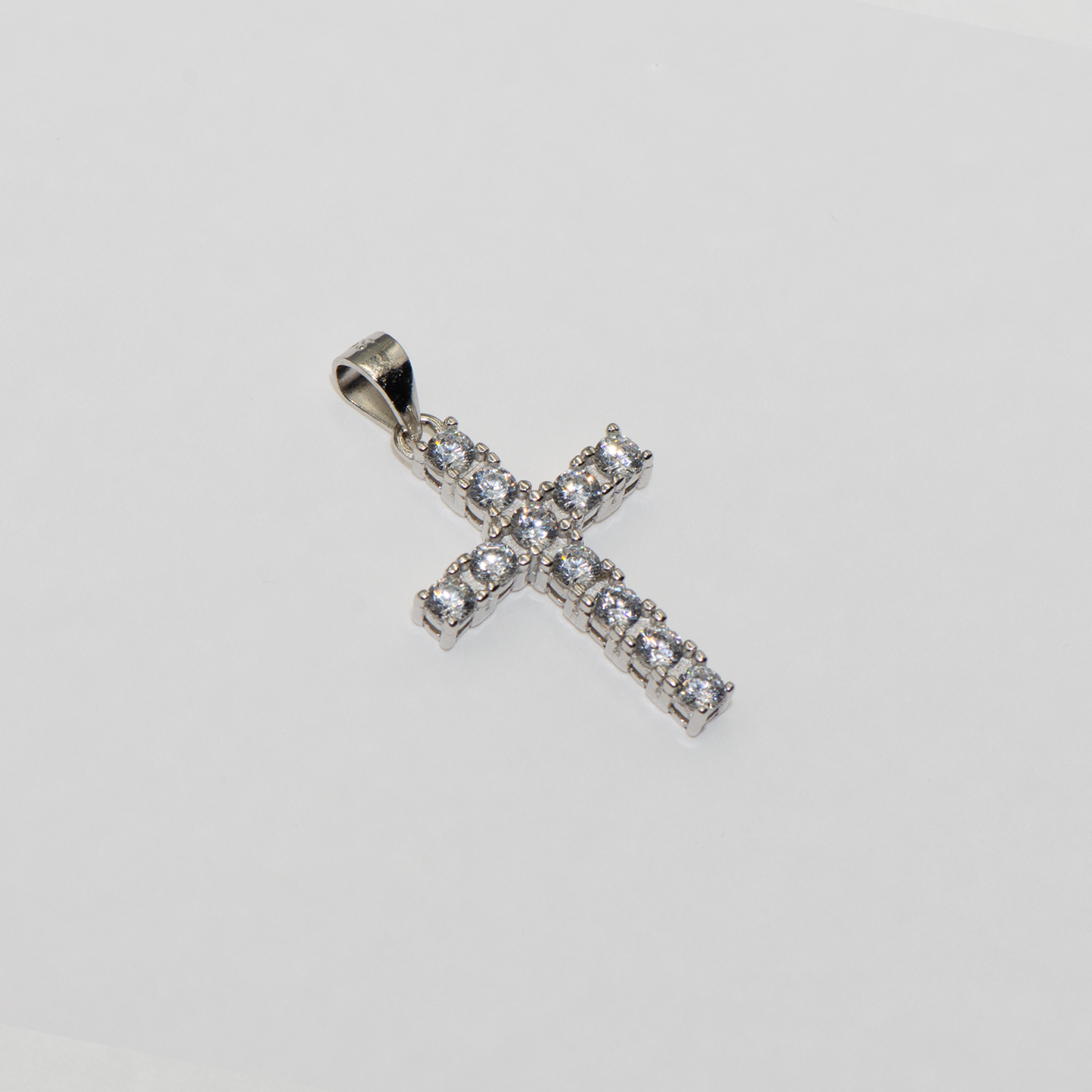 Kreuz Anhänger aus Silber 925 mit runden weißen Zirkonia-Steinen und rhodinierter Oberfläche für Damen und Herren im eleganten Design.