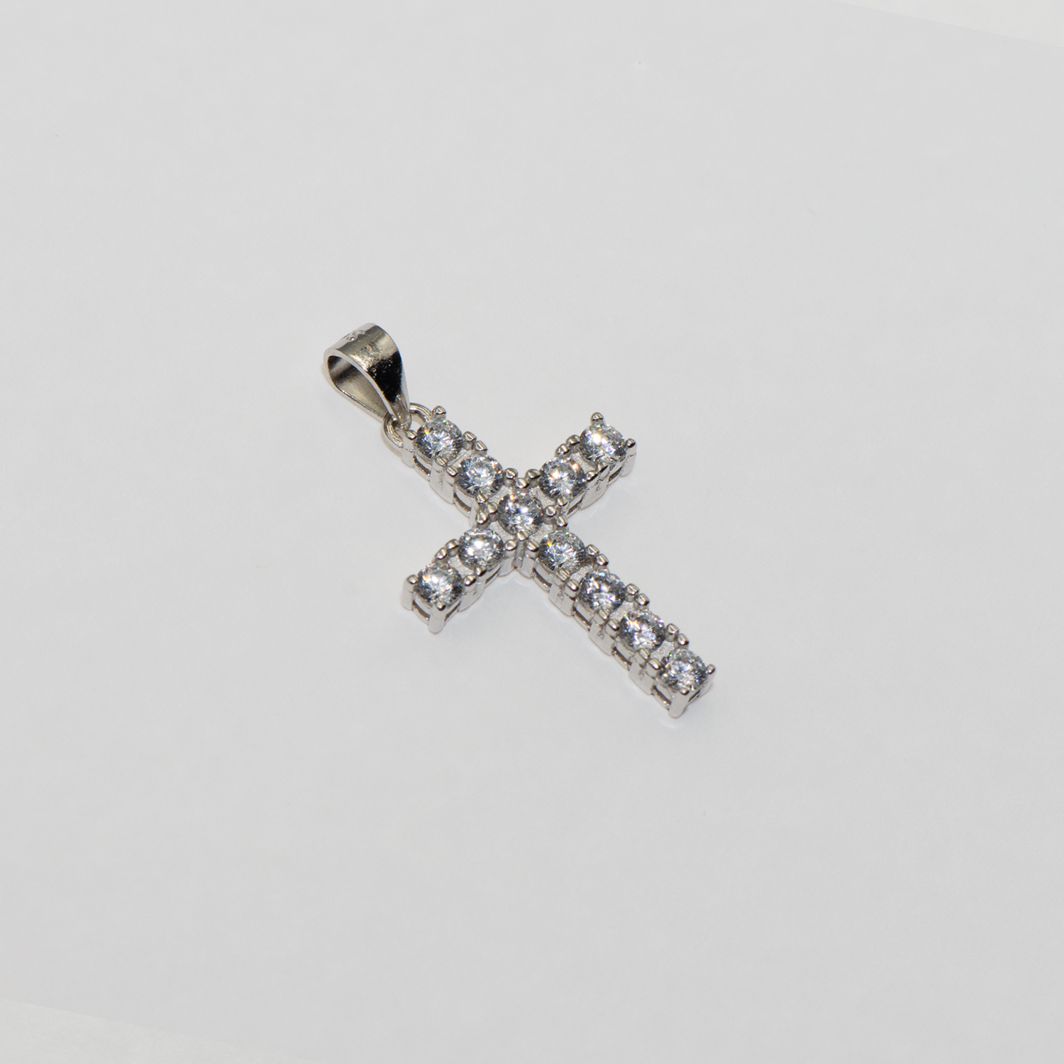 Kreuz Anhänger aus Silber 925 mit runden weißen Zirkonia-Steinen und rhodinierter Oberfläche für Damen und Herren im eleganten Design.