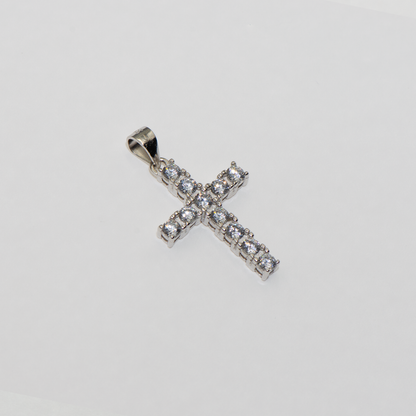 Kreuz Anhänger aus Silber 925 mit runden weißen Zirkonia-Steinen und rhodinierter Oberfläche für Damen und Herren im eleganten Design.
