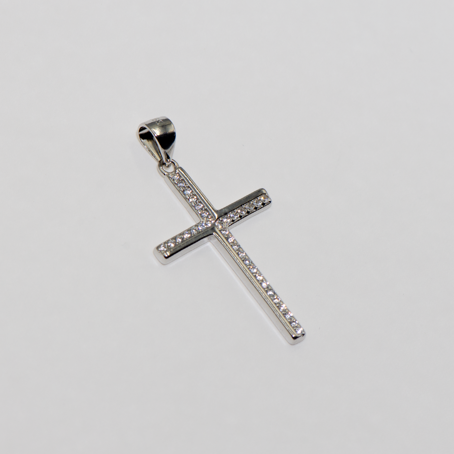 Echte Silber Gross Kreuz Anhänger mit runden weißen Zirkonia-Steinen aus Silber 925 für Damen und Herren im modernen Design.