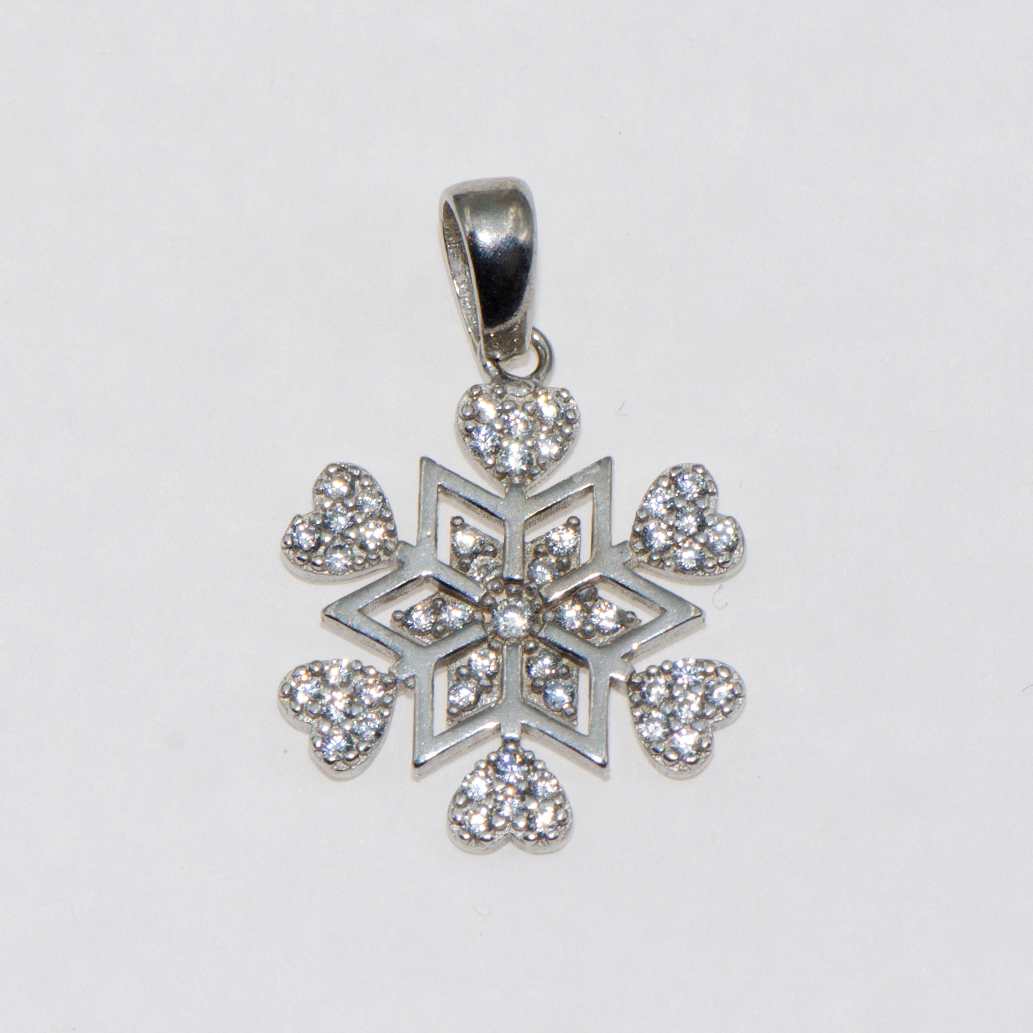 Schneeflocken Anhänger aus Silber 925 mit Herzmotiven und weißen Zirkonia