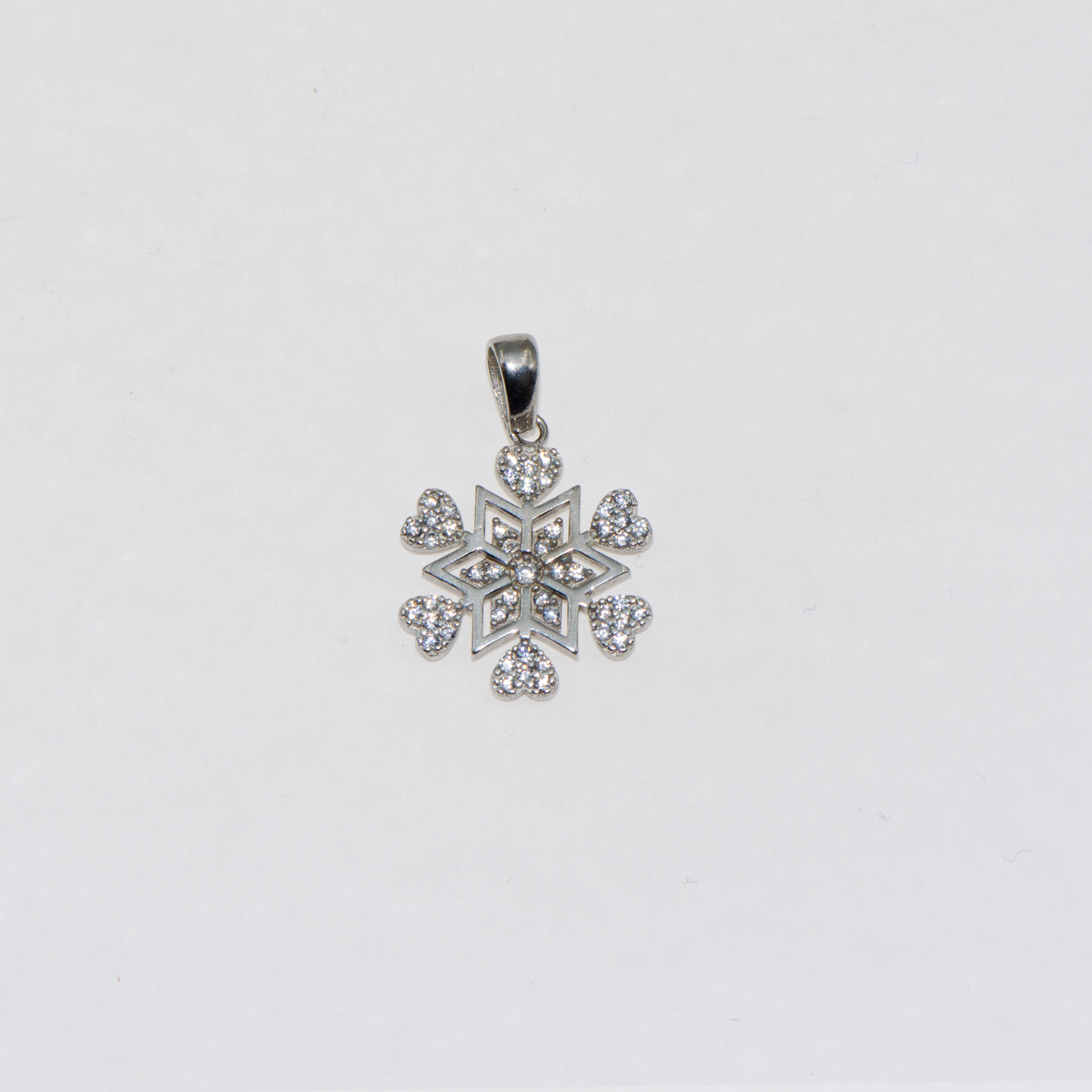 Schneeflocken Anhänger aus Silber 925 mit Herzmotiven und weißen Zirkonia