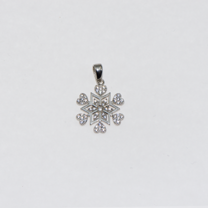 Schneeflocken Anhänger aus Silber 925 mit Herzmotiven und weißen Zirkonia