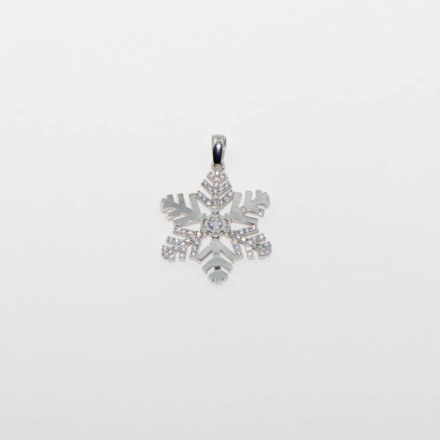 Großer Schneeflocke Anhänger Silber aus Silber 925 mit weissen Zirkonia und Rhodinierung. Moderner Silberschmuck online entdecken bei Everyday Schmuck.