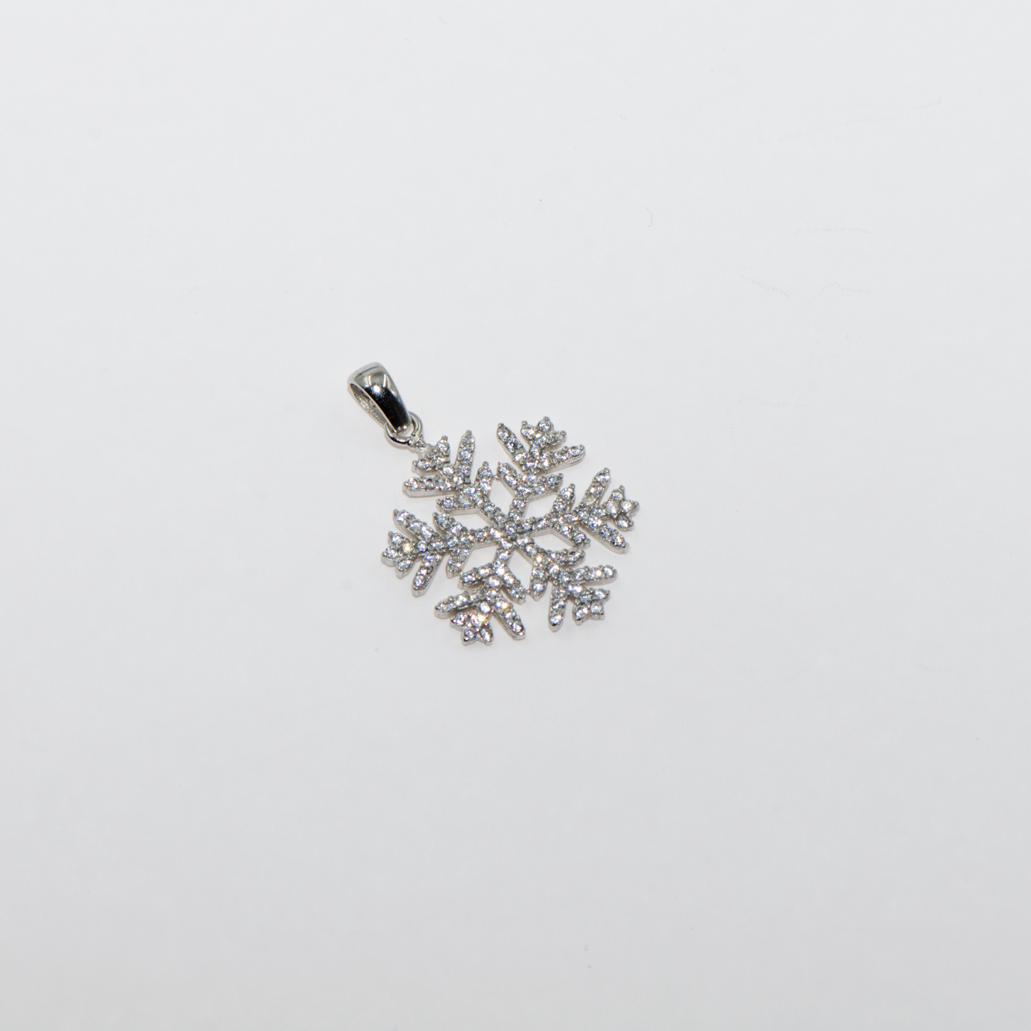 Schneeflocke Anhänger aus Silber 925 mit Zirkonia und Rhodinierung von everydayschmuck.ch