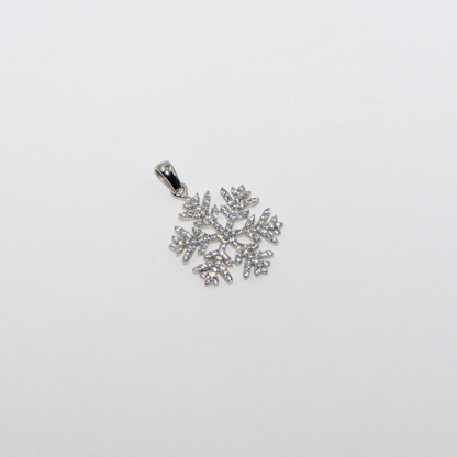 Schneeflocke Anhänger aus Silber 925 mit Zirkonia und Rhodinierung von everydayschmuck.ch