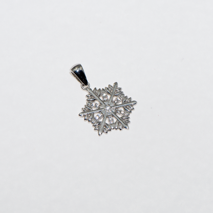 Eleganter Schneeflocke Anhänger aus echtem Silber 925 mit funkelnden weissen Zirkonia und rhodinierter Oberfläche von Everyday Schmuck