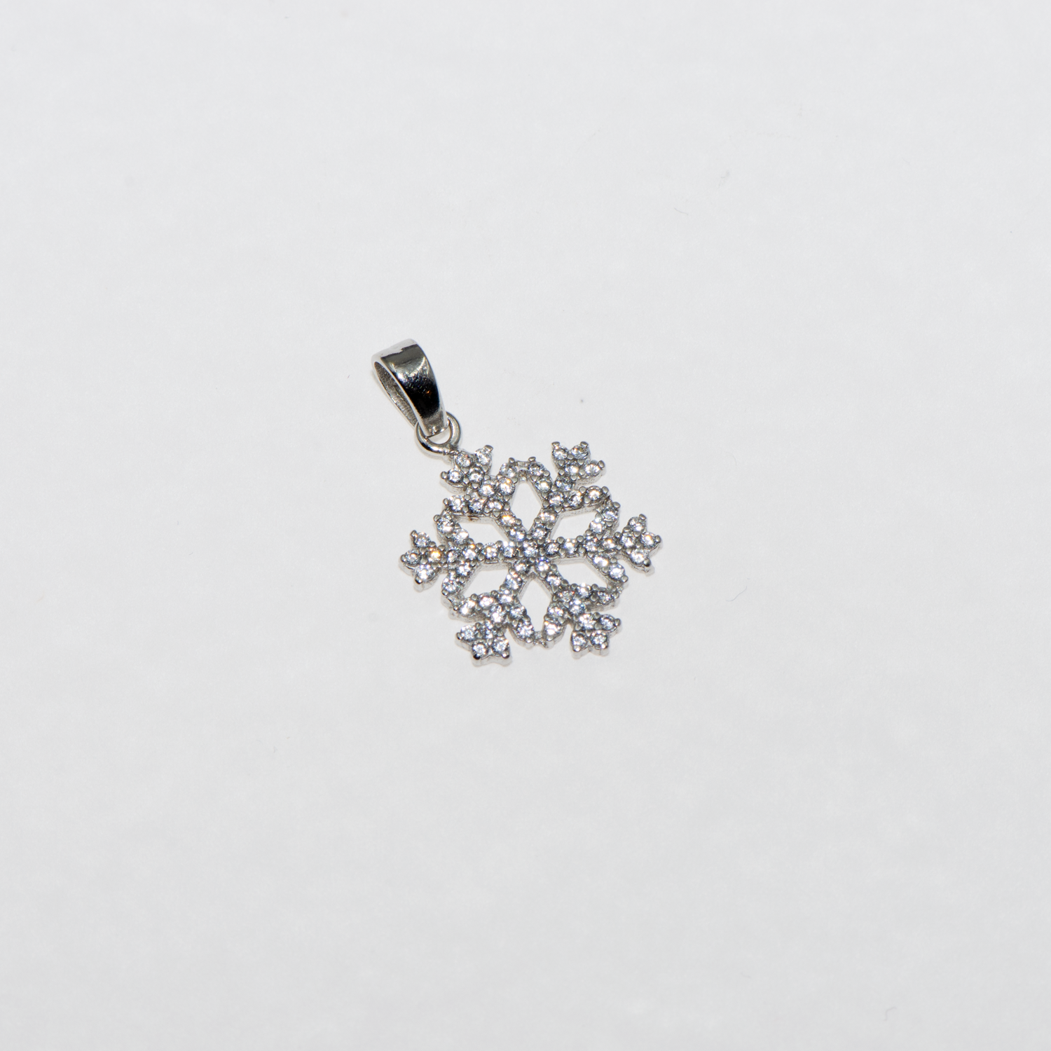 Kleiner Schneeflocken Anhänger aus Silber 925 mit weißen Zirkonia Steinen – filigranes klassisches Design von Everyday Schmuck