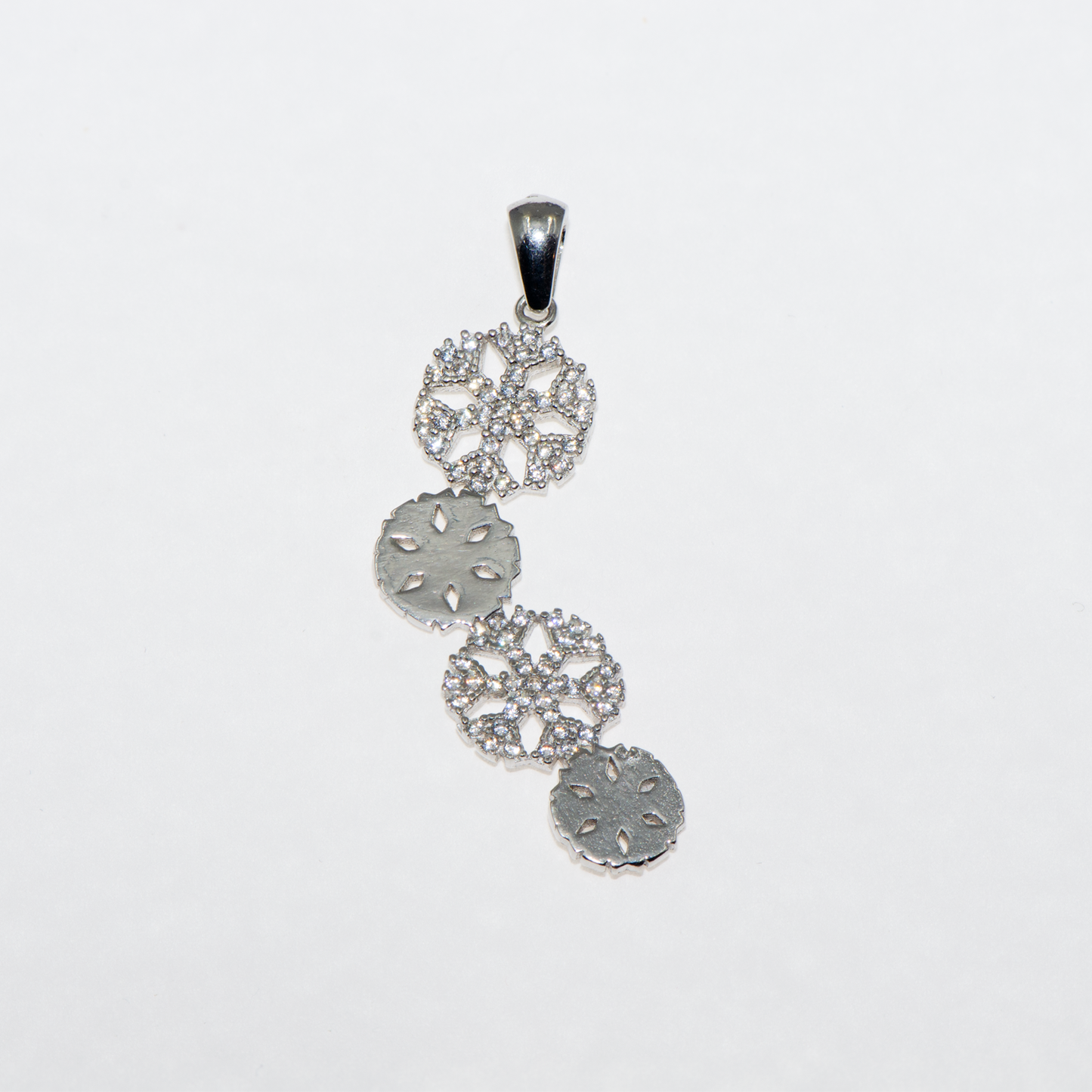 Langer Schneeflocke Anhänger Silber ch aus Silber 925 mit weißen Zirkonia und Rhodinierung. Eleganter Silberschmuck bei Everyday Schmuck.