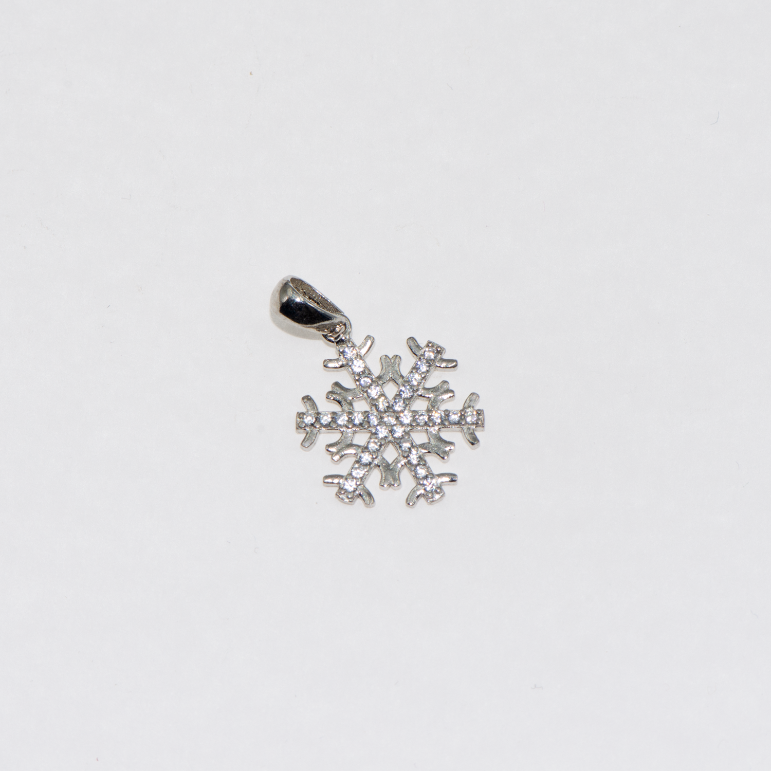 Schneeflocke Anhänger Silber ch aus Silber 925 mit weißen Zirkonia und Rhodinierung. Eleganter Silberschmuck bei Everyday Schmuck.