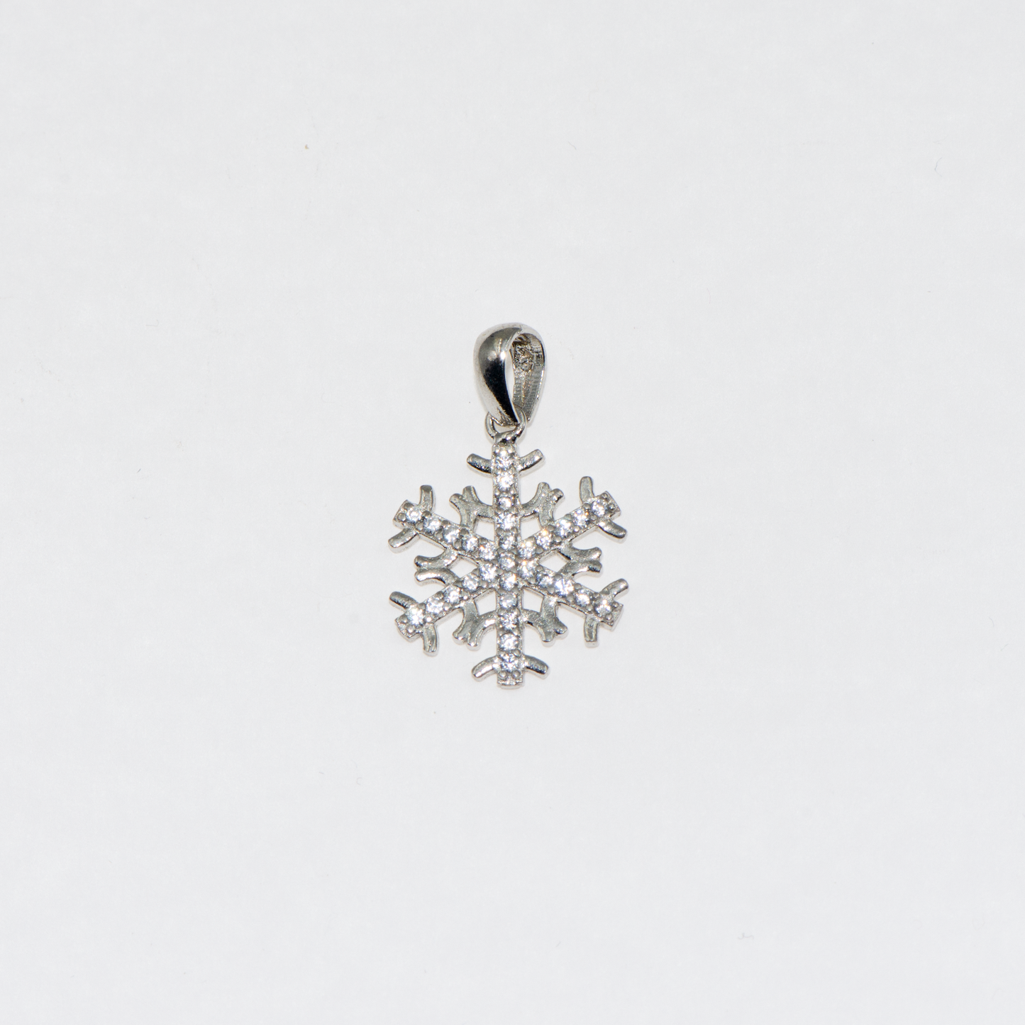 Schneeflocke Anhänger Silber ch aus Silber 925 mit weißen Zirkonia und Rhodinierung. Eleganter Silberschmuck bei Everyday Schmuck.