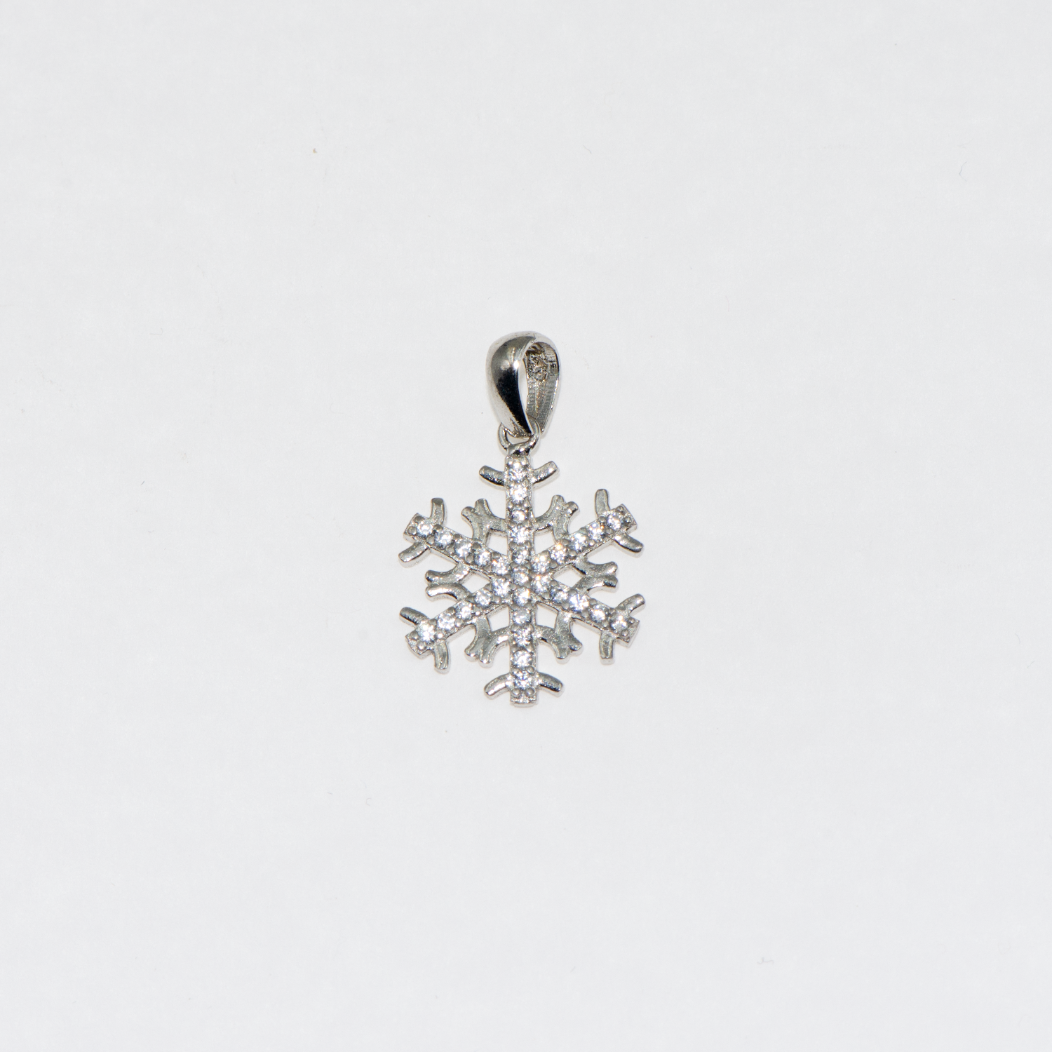Schneeflocke Anhänger Silber ch aus Silber 925 mit weißen Zirkonia und Rhodinierung. Eleganter Silberschmuck bei Everyday Schmuck.