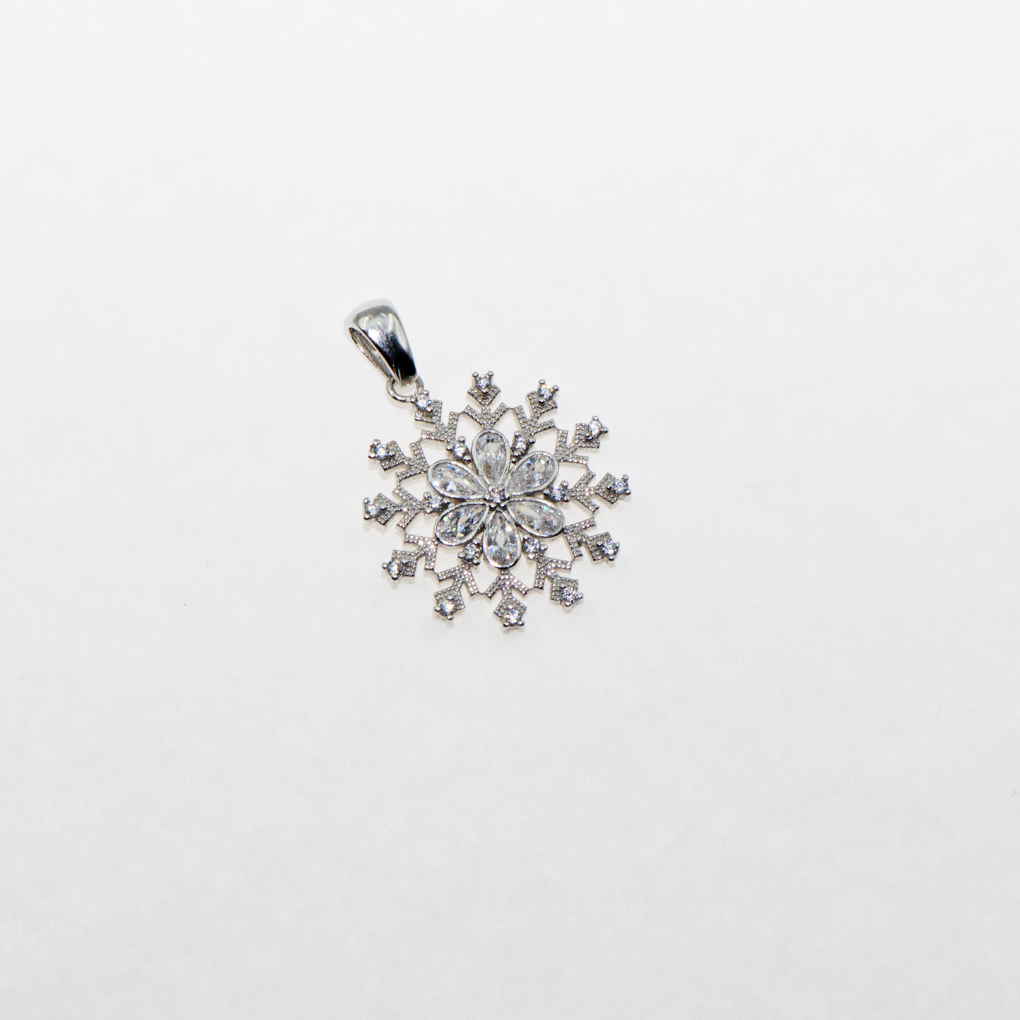 Funkelnder Schneeflocke Anhänger aus Silber 925 mit Zirkonia und Rhodinierung. Moderner Silberschmuck für Ihre Schmuckbox bei Everyday Schmuck.