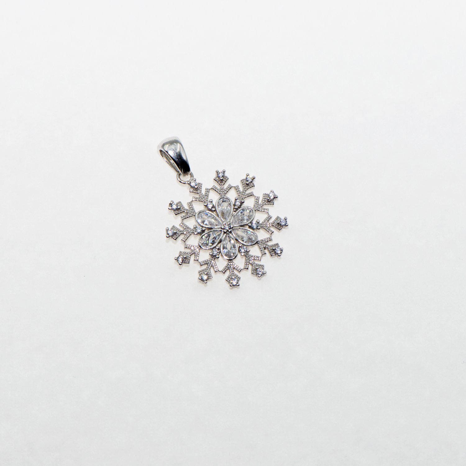 Funkelnder Schneeflocke Anhänger aus Silber 925 mit Zirkonia und Rhodinierung. Moderner Silberschmuck für Ihre Schmuckbox bei Everyday Schmuck.