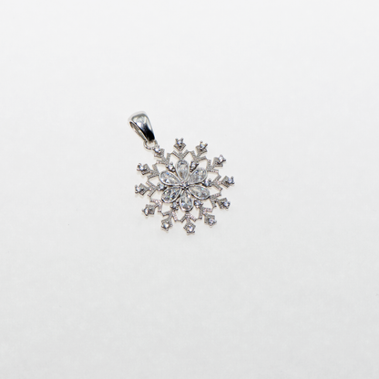 Funkelnder Schneeflocke Anhänger aus Silber 925 mit Zirkonia und Rhodinierung. Moderner Silberschmuck für Ihre Schmuckbox bei Everyday Schmuck.
