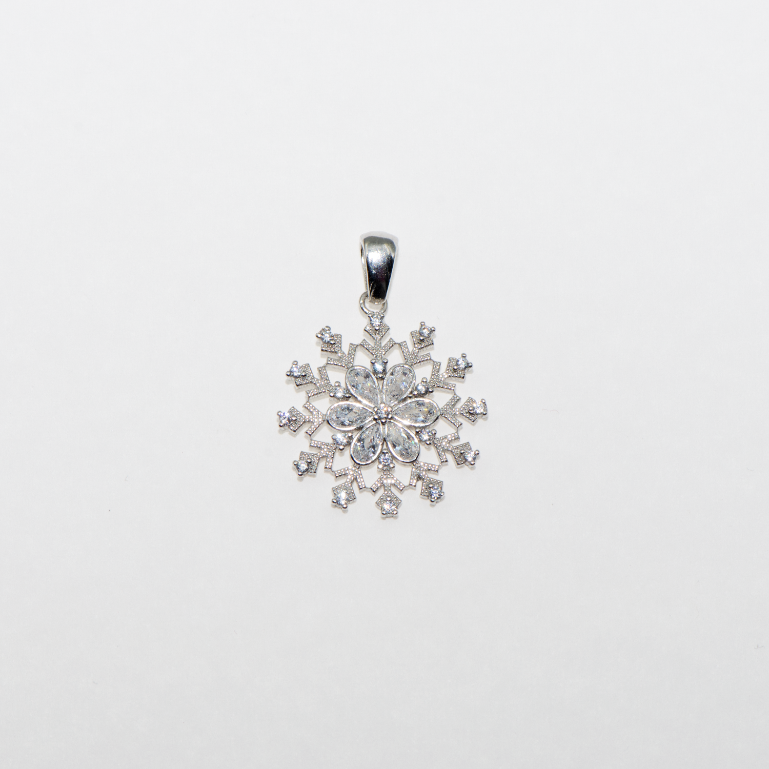 Funkelnder Schneeflocke Anhänger aus Silber 925 mit Zirkonia und Rhodinierung. Moderner Silberschmuck für Ihre Schmuckbox bei Everyday Schmuck.