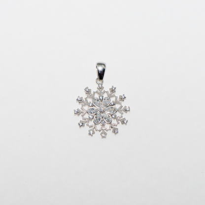 Funkelnder Schneeflocke Anhänger aus Silber 925 mit Zirkonia und Rhodinierung. Moderner Silberschmuck für Ihre Schmuckbox bei Everyday Schmuck.