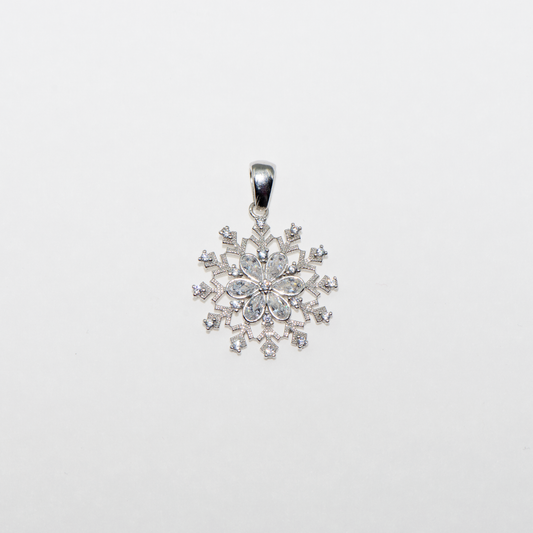 Funkelnder Schneeflocke Anhänger aus Silber 925 mit Zirkonia und Rhodinierung. Moderner Silberschmuck für Ihre Schmuckbox bei Everyday Schmuck.