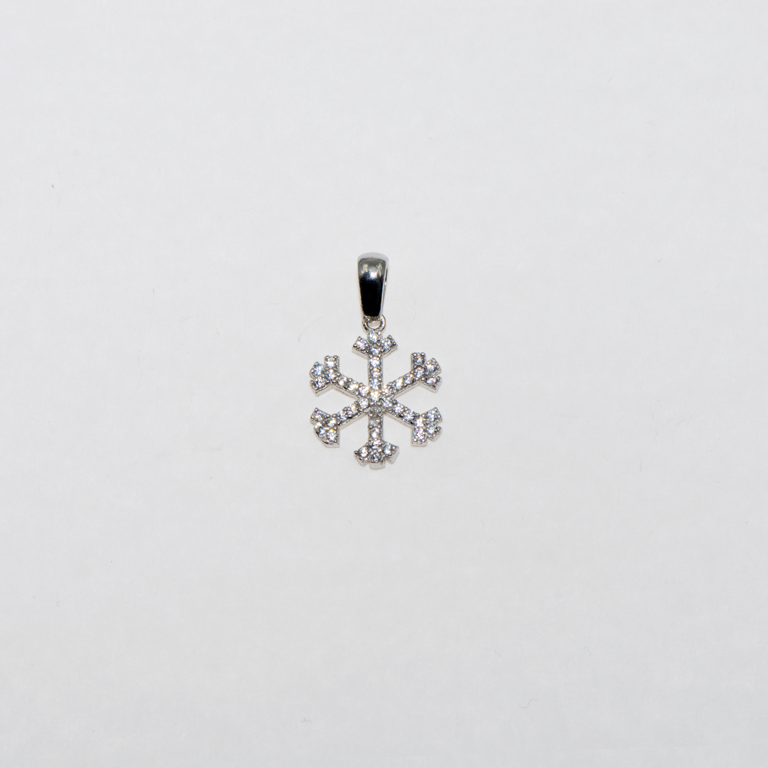 Filigraner Schneeflocken Anhänger aus 925 Silber mit weissen Zirkonia und Rhodinierung. Feiner Silberschmuck bei Everyday Schmuck.
