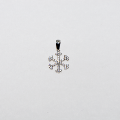 Filigraner Schneeflocken Anhänger aus 925 Silber mit weissen Zirkonia und Rhodinierung. Feiner Silberschmuck bei Everyday Schmuck.