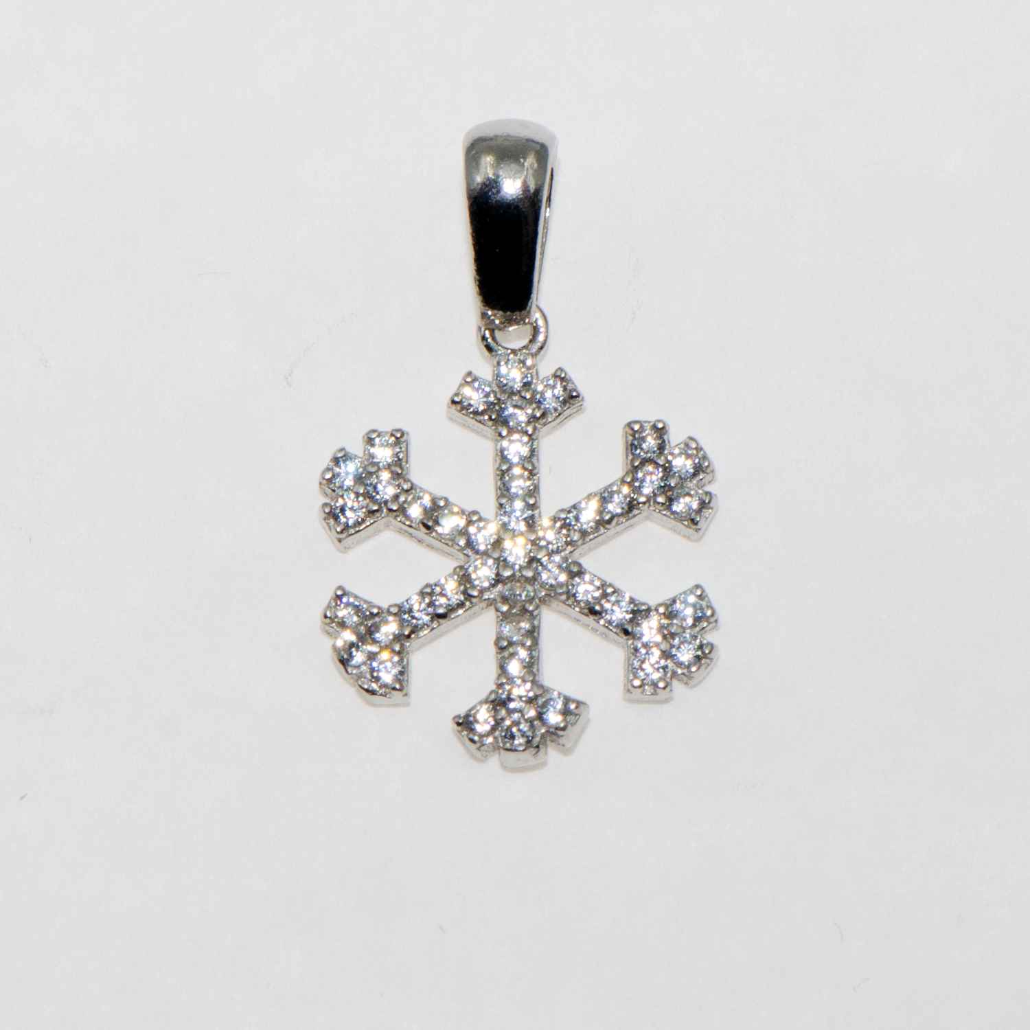 Filigraner Schneeflocken Anhänger aus 925 Silber mit weissen Zirkonia und Rhodinierung. Feiner Silberschmuck bei Everyday Schmuck.