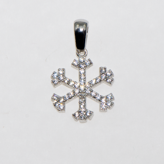 Filigraner Schneeflocken Anhänger aus 925 Silber mit weissen Zirkonia und Rhodinierung. Feiner Silberschmuck bei Everyday Schmuck.