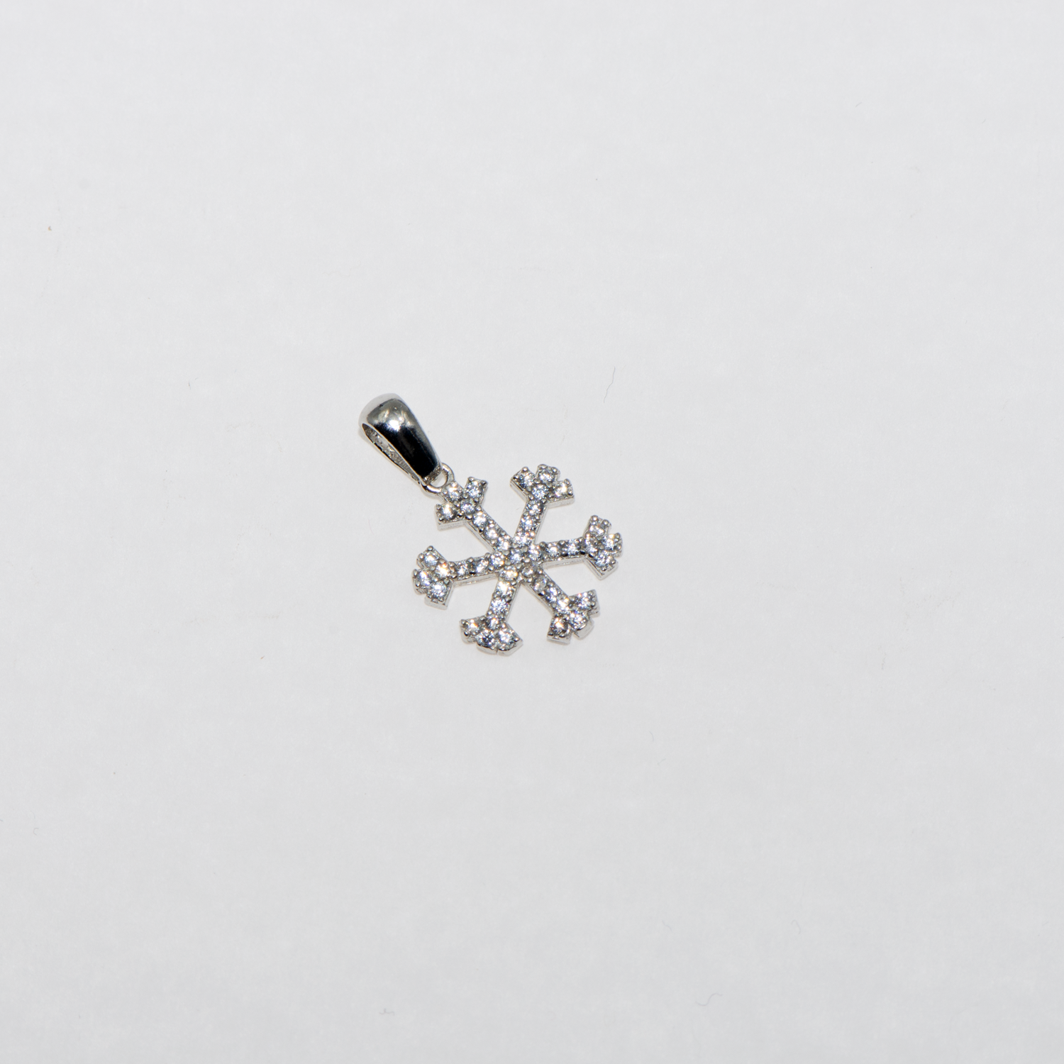 Filigraner Schneeflocken Anhänger aus 925 Silber mit weissen Zirkonia und Rhodinierung. Feiner Silberschmuck bei Everyday Schmuck.
