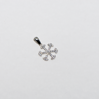 Filigraner Schneeflocken Anhänger aus 925 Silber mit weissen Zirkonia und Rhodinierung. Feiner Silberschmuck bei Everyday Schmuck.