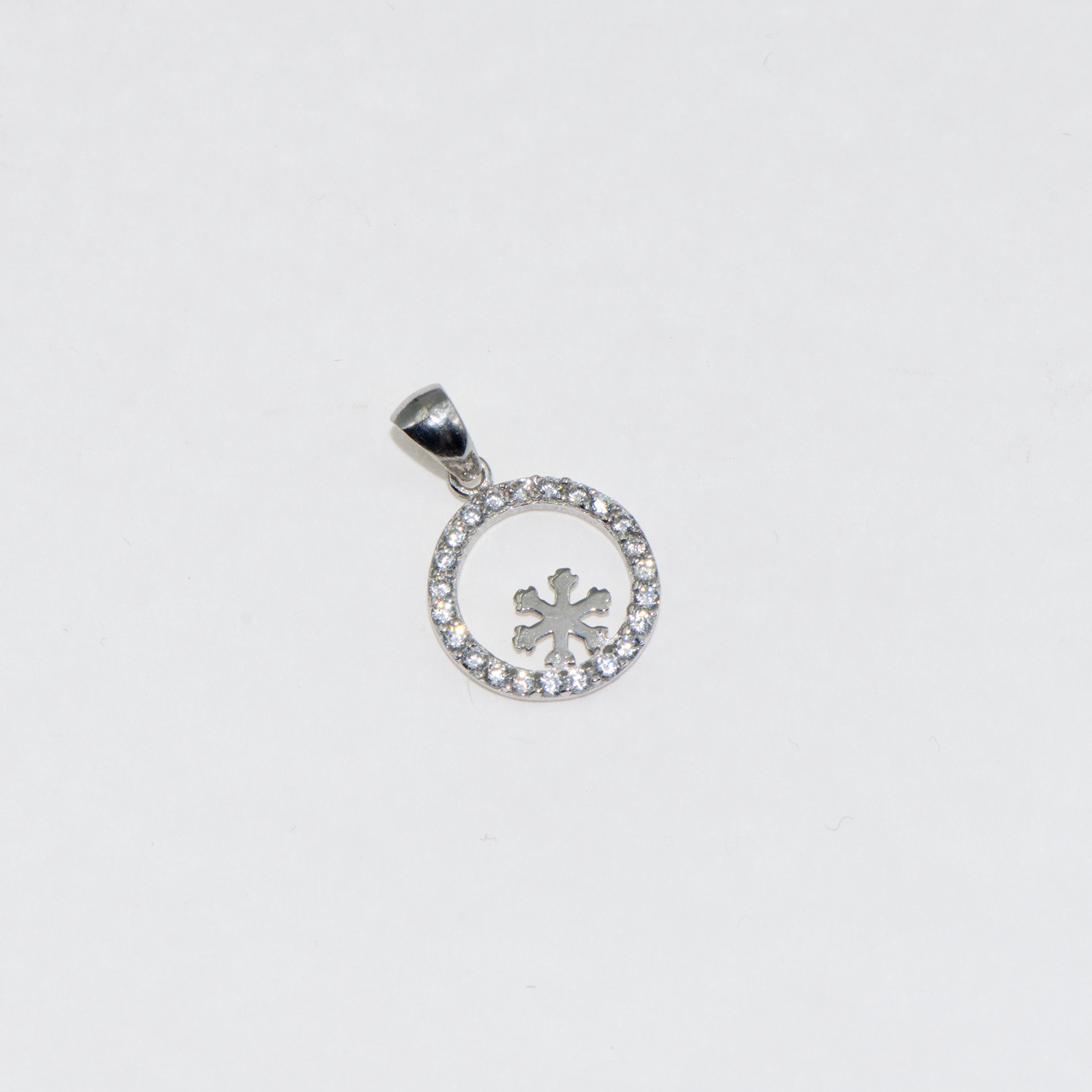 Feiner rhodinierter Silber Schneeflocke Anhänger aus Silber 925 mit weißen Zirkonia-Steinen und elegantem winterlichem Design.