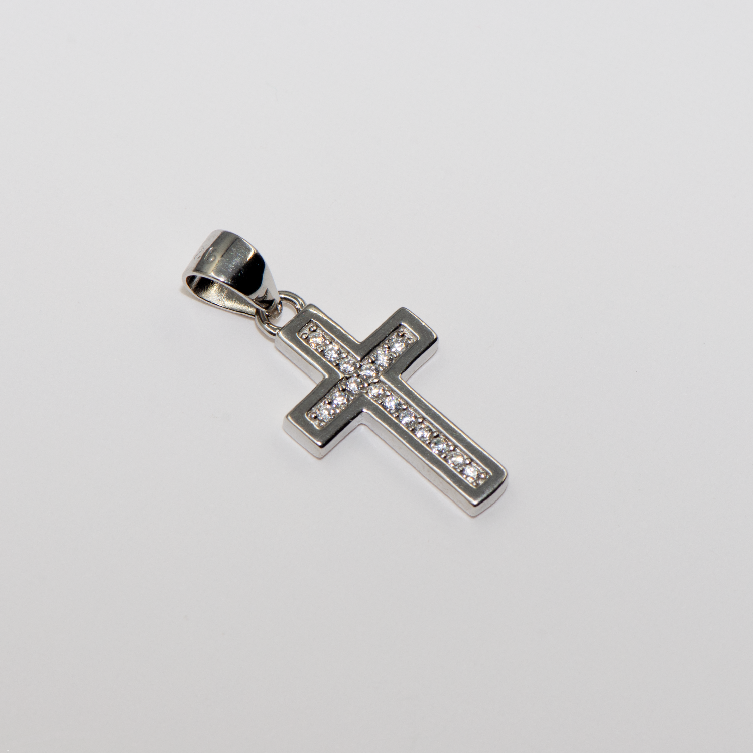 Breiter Kreuz Anhänger aus Silber 925 mit runden weißen Zirkonia-Steinen und rhodinierter Oberfläche für Damen und Herren.