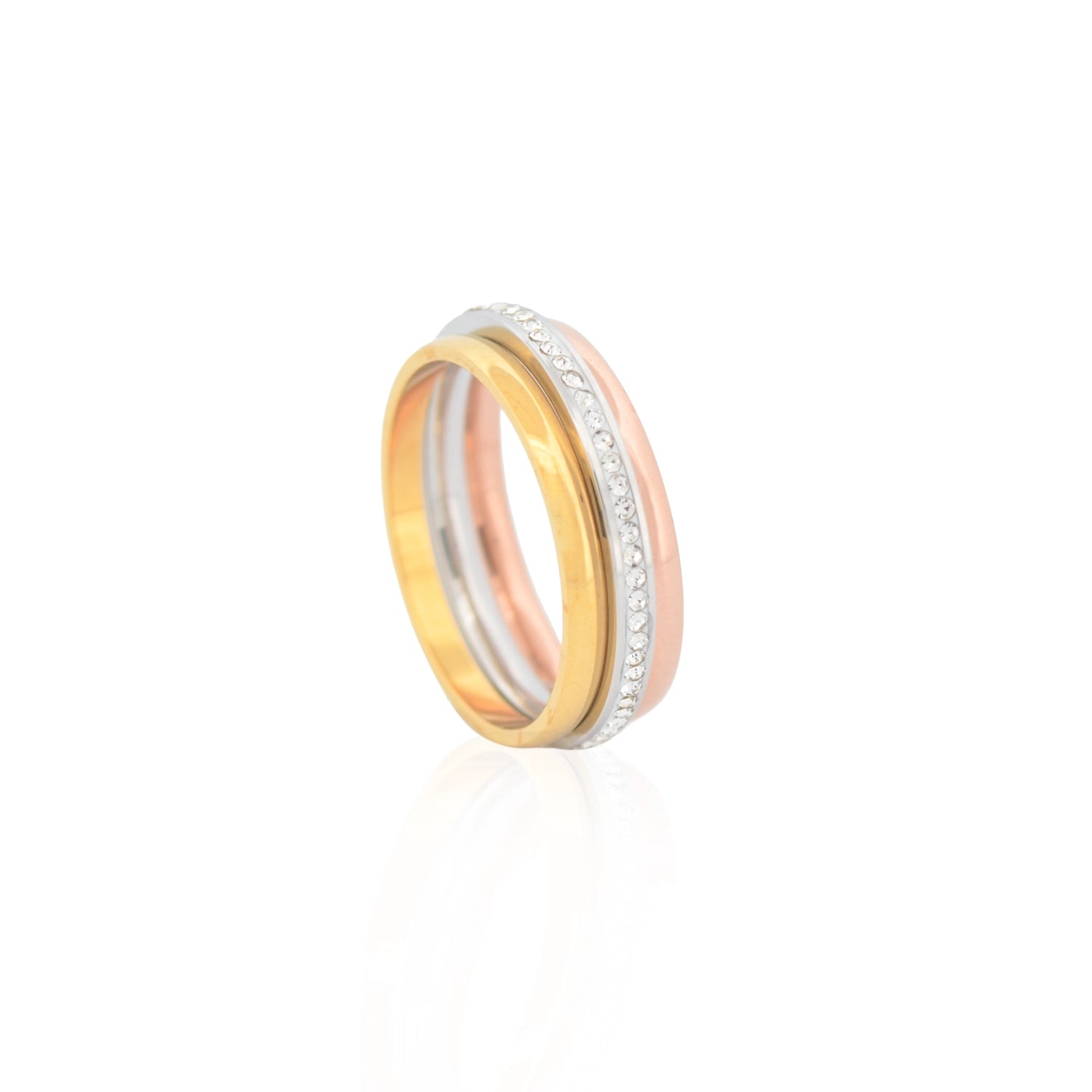Elegantes 3er Ring Set aus Edelstahl in Goldfarbe, Silberfarbe und Roségoldfarbe. Drei filigrane Ringe – einer davon mit funkelnden Zirkonia – lassen sich einzeln oder kombiniert tragen. Wasserfest, rostfrei, hautfreundlich und langlebig.
