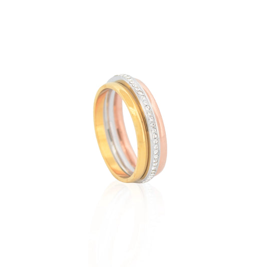 Elegantes 3er Ring Set aus Edelstahl in Goldfarbe, Silberfarbe und Roségoldfarbe. Drei filigrane Ringe – einer davon mit funkelnden Zirkonia – lassen sich einzeln oder kombiniert tragen. Wasserfest, rostfrei, hautfreundlich und langlebig.
