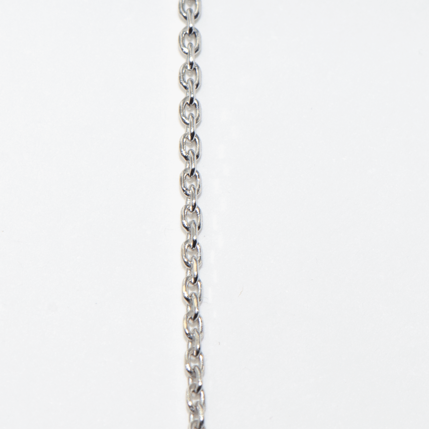 Feine Silber Kette aus 925 Silber mit rhodinierter Oberfläche. Verfügbar in den Längen 40 cm, 45 cm und 50 cm für Damen und Herren.
