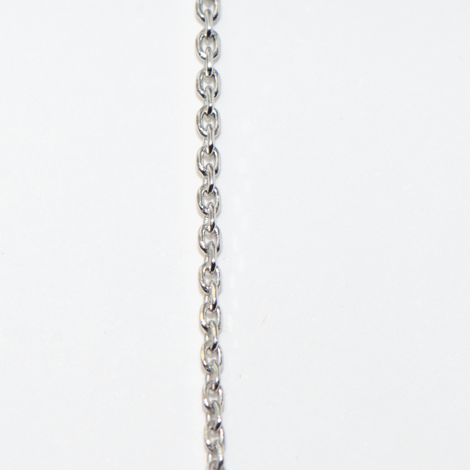 Feine Silber Kette aus 925 Silber mit rhodinierter Oberfläche. Verfügbar in den Längen 40 cm, 45 cm und 50 cm für Damen und Herren.