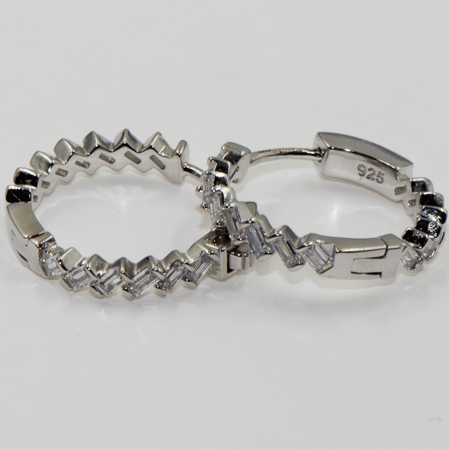 Moderne Damen Creolen aus echtem Silber 925 mit stilvollen geometrischen Baguette Zirkonia | Everyday Schmuck