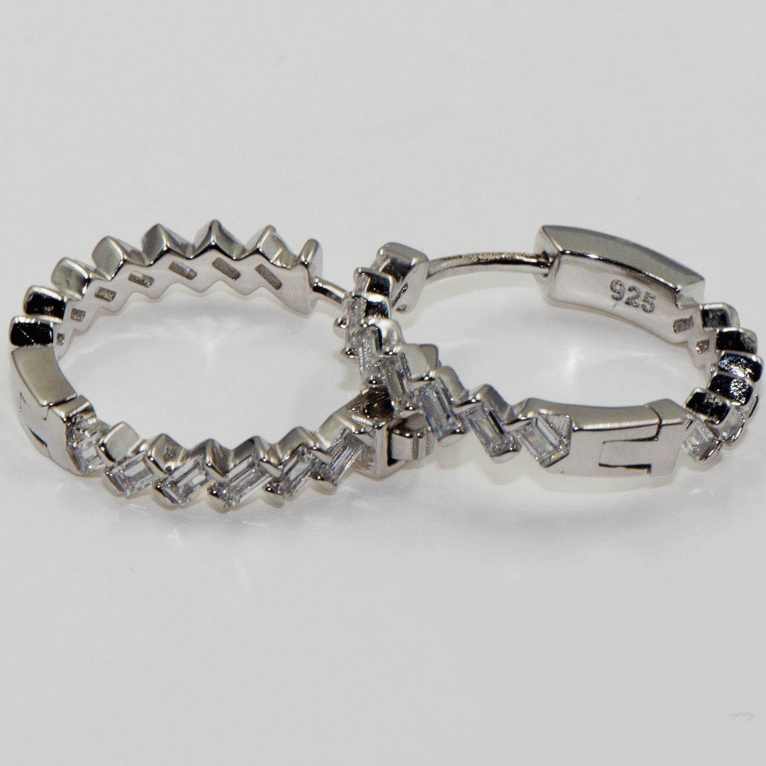 Moderne Damen Creolen aus echtem Silber 925 mit stilvollen geometrischen Baguette Zirkonia | Everyday Schmuck