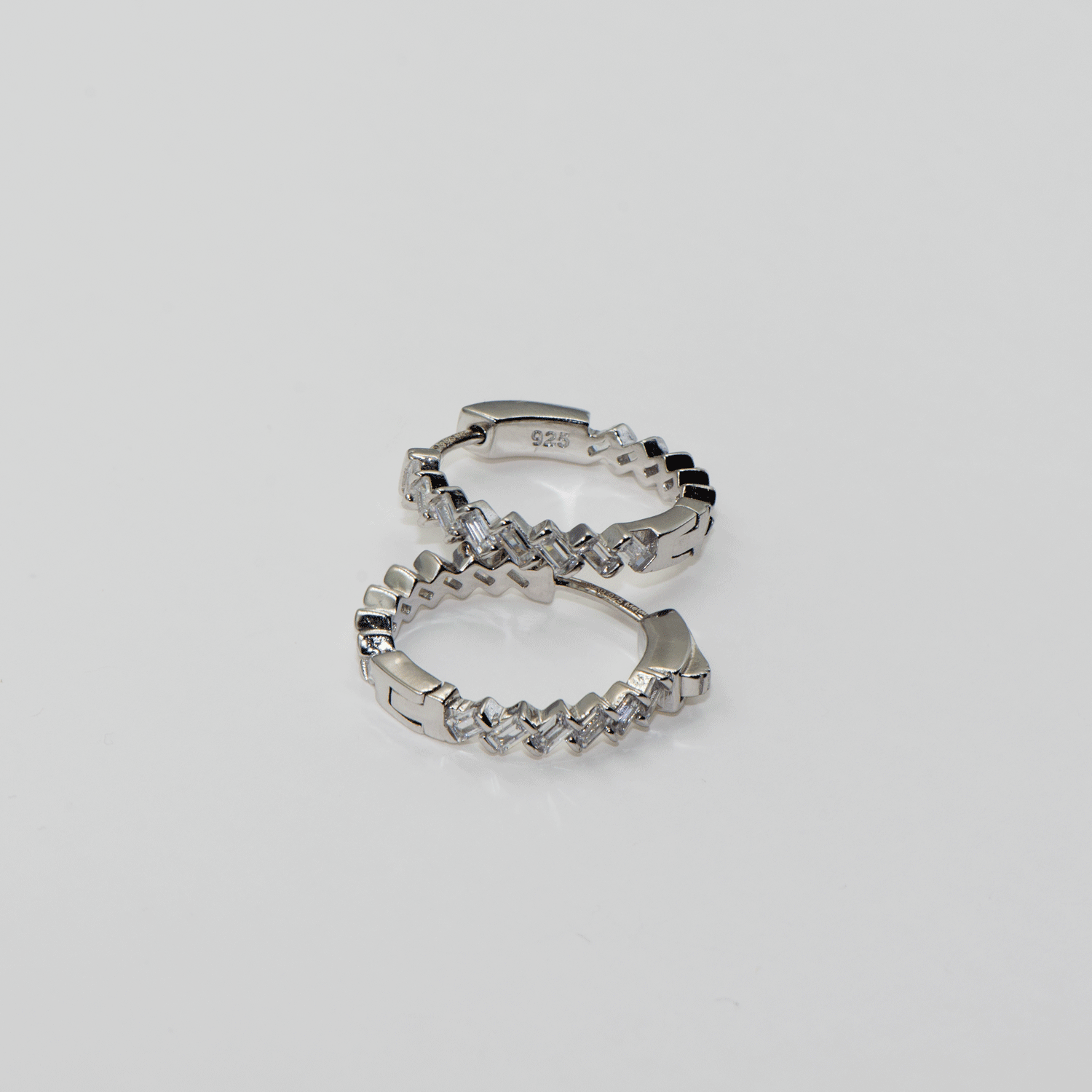 Moderne Damen Creolen aus echtem Silber 925 mit stilvollen geometrischen Baguette Zirkonia | Everyday Schmuck