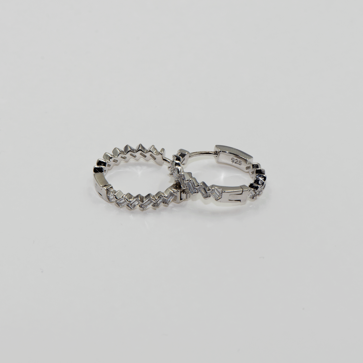 Moderne Damen Creolen aus echtem Silber 925 mit stilvollen geometrischen Baguette Zirkonia | Everyday Schmuck