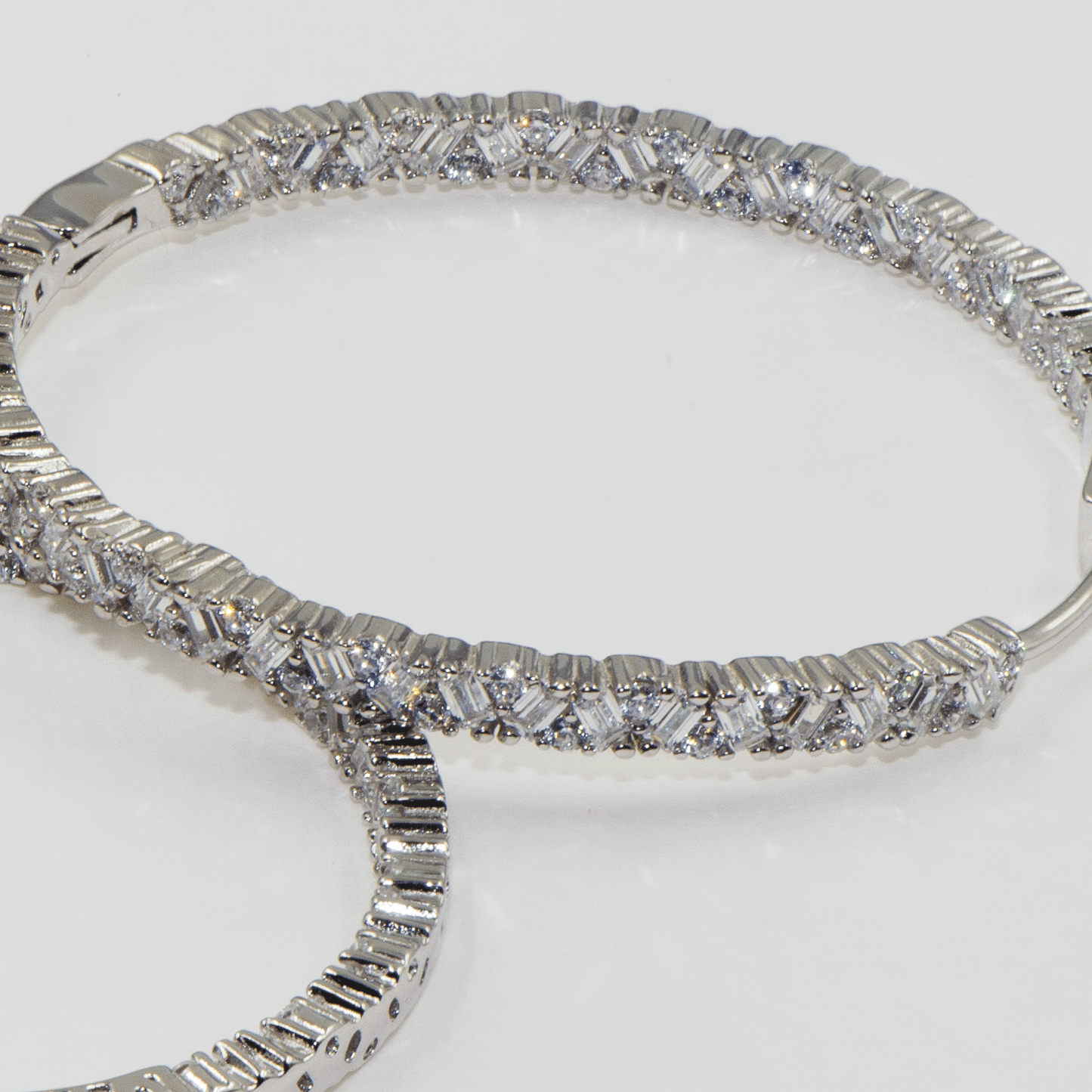Grosse 925 Silber Creolen mit Inside-Out Zirkonia Besatz – Rhodiniert